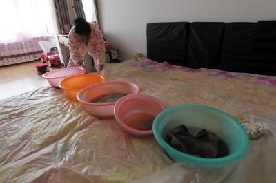 岳普湖楼上漏水，住户失联，小区没物管，业主维权难！律师来支招……
